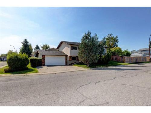 171 Bracewood Way Sw, Calgary, AB - Outdoor