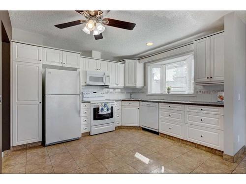 171 Bracewood Way Sw, Calgary, AB - Indoor Photo Showing Kitchen