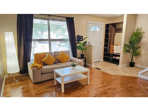 167 Woodborough Terrace Sw, Calgary, AB - Indoor Photo Showing Living Room