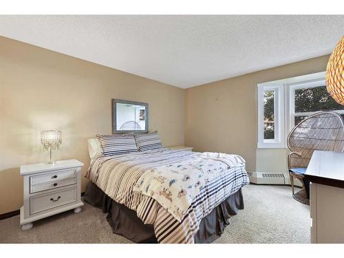 212-550 Westwood Drive Sw, Calgary, AB - Indoor Photo Showing Bedroom