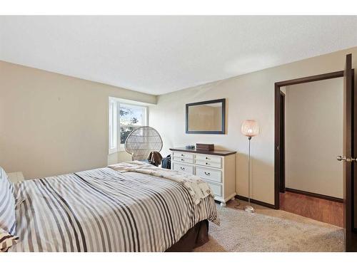 212-550 Westwood Drive Sw, Calgary, AB - Indoor Photo Showing Bedroom