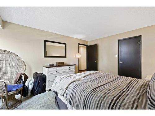 212-550 Westwood Drive Sw, Calgary, AB - Indoor Photo Showing Bedroom