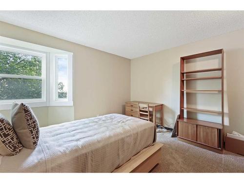 212-550 Westwood Drive Sw, Calgary, AB - Indoor Photo Showing Bedroom