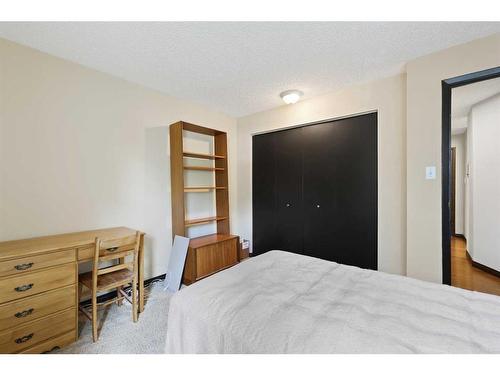 212-550 Westwood Drive Sw, Calgary, AB - Indoor Photo Showing Bedroom