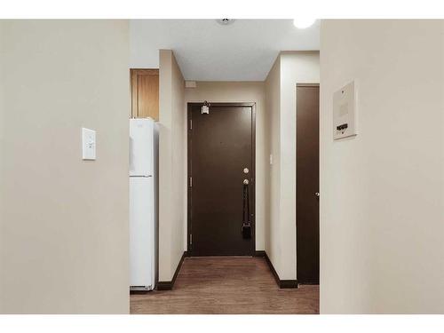 212-550 Westwood Drive Sw, Calgary, AB - Indoor Photo Showing Other Room