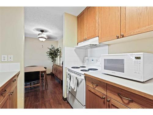 212-550 Westwood Drive Sw, Calgary, AB - Indoor Photo Showing Kitchen