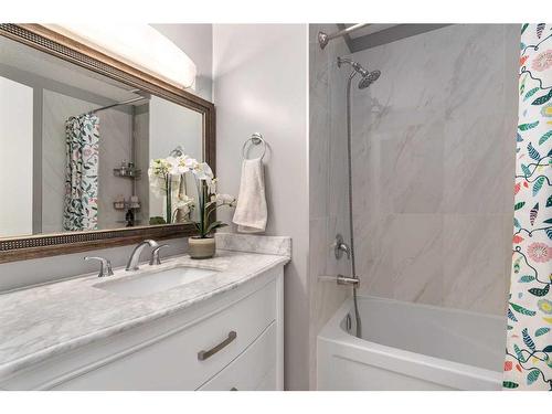 128 Oakridge Place Sw, Calgary, AB - Indoor Photo Showing Bathroom