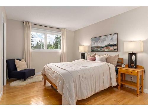 128 Oakridge Place Sw, Calgary, AB - Indoor Photo Showing Bedroom