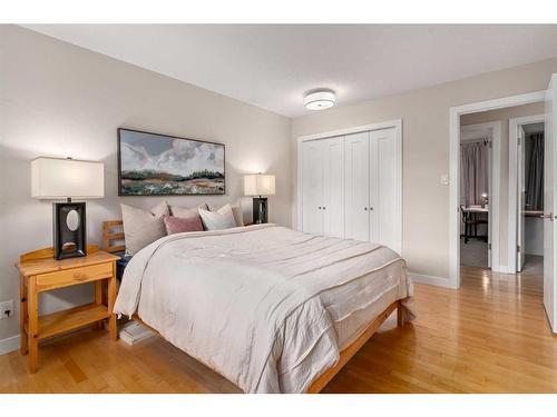 128 Oakridge Place Sw, Calgary, AB - Indoor Photo Showing Bedroom