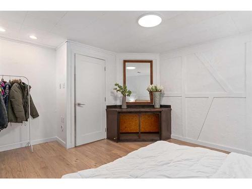 128 Oakridge Place Sw, Calgary, AB - Indoor Photo Showing Bedroom