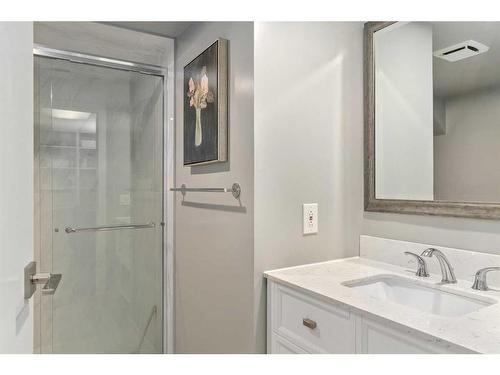 128 Oakridge Place Sw, Calgary, AB - Indoor Photo Showing Bathroom