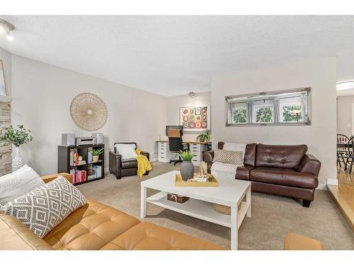 128 Oakridge Place Sw, Calgary, AB - Indoor Photo Showing Living Room