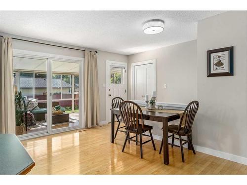 128 Oakridge Place Sw, Calgary, AB - Indoor Photo Showing Dining Room