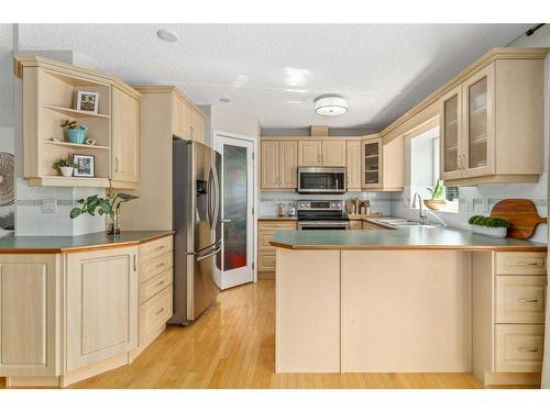 128 Oakridge Place Sw, Calgary, AB - Indoor Photo Showing Kitchen With Stainless Steel Kitchen