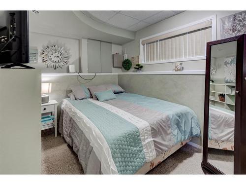 14981 5 Street Sw, Calgary, AB - Indoor Photo Showing Bedroom