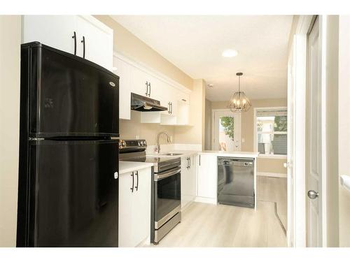 260 Saddlebrook Point Ne, Calgary, AB - Indoor Photo Showing Kitchen