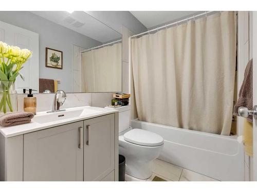 225 Country Village Manor Ne, Calgary, AB - Indoor Photo Showing Bathroom