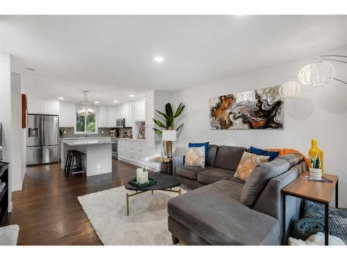 225 Country Village Manor Ne, Calgary, AB - Indoor Photo Showing Living Room