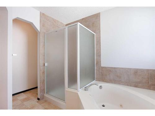 420 Eversyde Way Sw, Calgary, AB - Indoor Photo Showing Bathroom