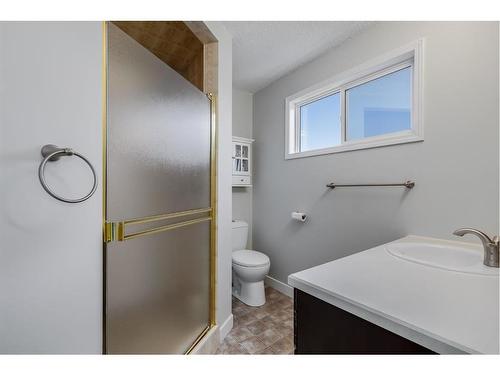 191 Scenic Way Nw, Calgary, AB - Indoor Photo Showing Bathroom