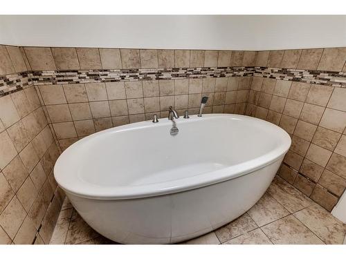 191 Scenic Way Nw, Calgary, AB - Indoor Photo Showing Bathroom