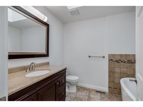 191 Scenic Way Nw, Calgary, AB - Indoor Photo Showing Bathroom