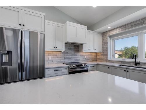 191 Scenic Way Nw, Calgary, AB - Indoor Photo Showing Kitchen With Double Sink With Upgraded Kitchen