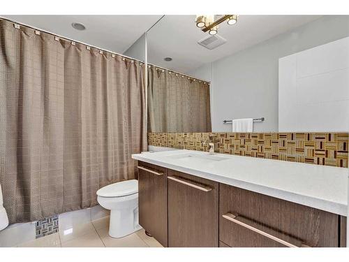 1623 Westmount Road Nw, Calgary, AB - Indoor Photo Showing Bathroom