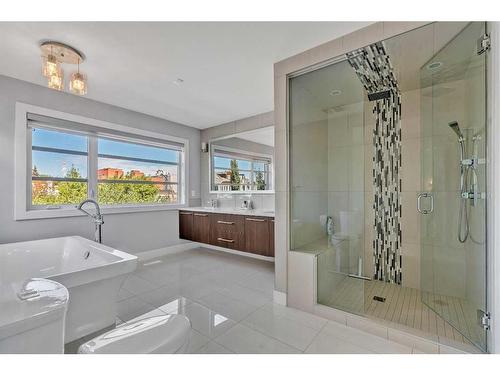 1623 Westmount Road Nw, Calgary, AB - Indoor Photo Showing Bathroom