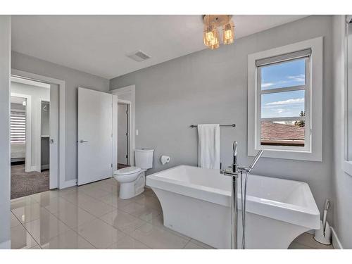 1623 Westmount Road Nw, Calgary, AB - Indoor Photo Showing Bathroom