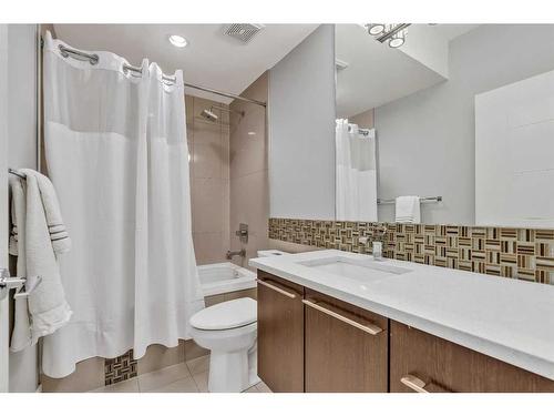 1623 Westmount Road Nw, Calgary, AB - Indoor Photo Showing Bathroom