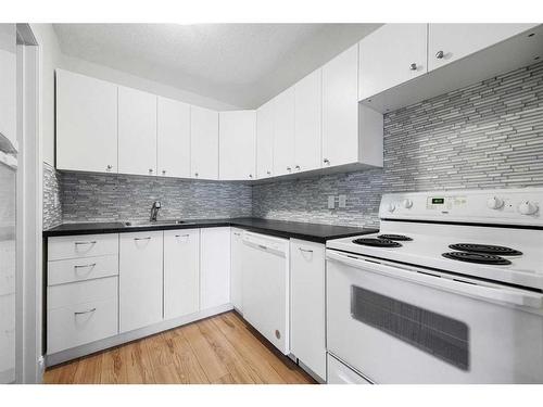 2007-3500 Varsity Drive Nw, Calgary, AB - Indoor Photo Showing Kitchen