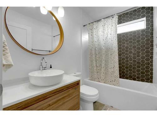 52 Woodstock Way Sw, Calgary, AB - Indoor Photo Showing Bathroom