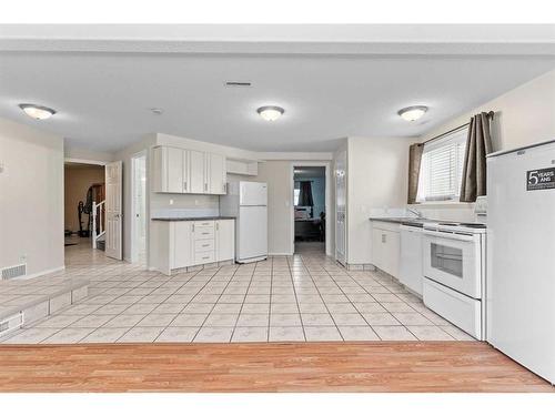 317 Carriage Lane Drive, Carstairs, AB - Indoor Photo Showing Kitchen