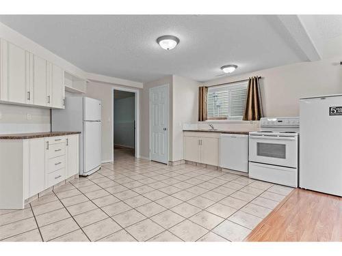 317 Carriage Lane Drive, Carstairs, AB - Indoor Photo Showing Kitchen With Double Sink