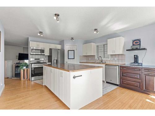 317 Carriage Lane Drive, Carstairs, AB - Indoor Photo Showing Kitchen With Upgraded Kitchen