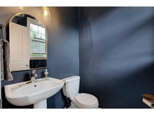 170 New Brighton Point Se, Calgary, AB - Indoor Photo Showing Bathroom