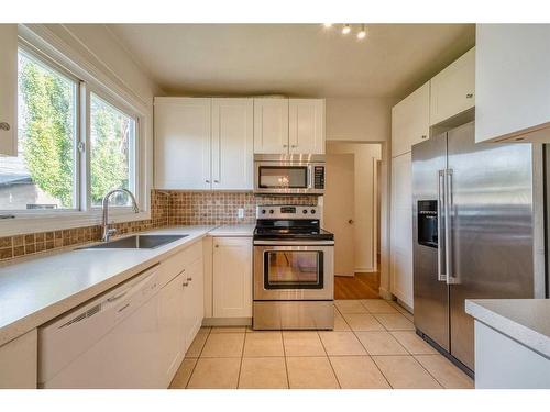 1624 19 Avenue Nw, Calgary, AB - Indoor Photo Showing Kitchen