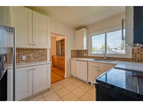 1624 19 Avenue Nw, Calgary, AB - Indoor Photo Showing Kitchen