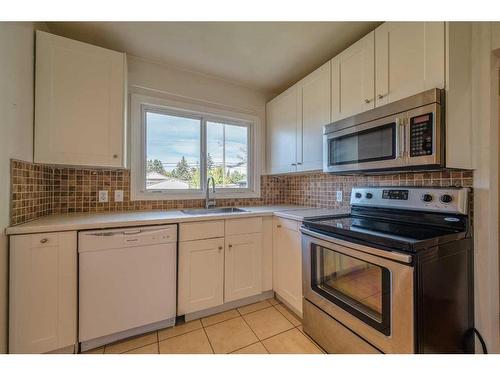 1624 19 Avenue Nw, Calgary, AB - Indoor Photo Showing Kitchen