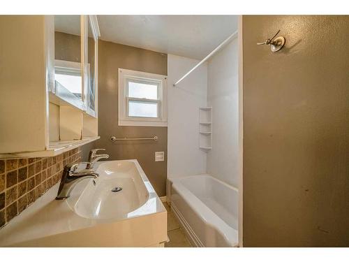 1624 19 Avenue Nw, Calgary, AB - Indoor Photo Showing Bathroom