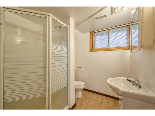 1624 19 Avenue Nw, Calgary, AB - Indoor Photo Showing Bathroom