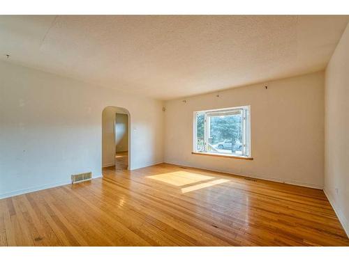 1624 19 Avenue Nw, Calgary, AB - Indoor Photo Showing Other Room