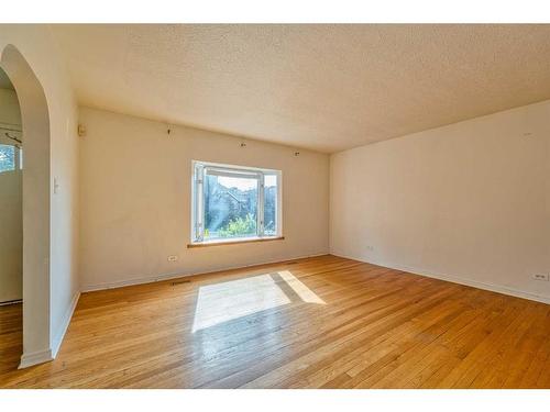 1624 19 Avenue Nw, Calgary, AB - Indoor Photo Showing Other Room