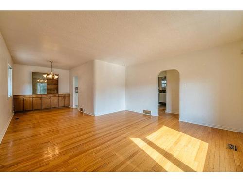 1624 19 Avenue Nw, Calgary, AB - Indoor Photo Showing Living Room