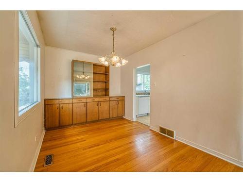 1624 19 Avenue Nw, Calgary, AB - Indoor Photo Showing Other Room