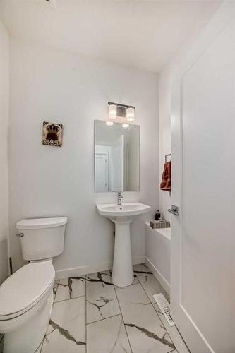 238 Dawson Way, Chestermere, AB - Indoor Photo Showing Bathroom