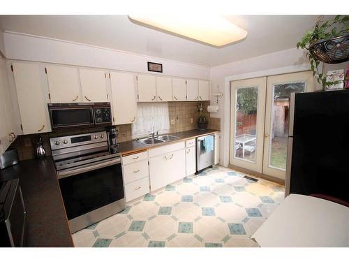 43 Brampton Crescent Sw, Calgary, AB - Indoor Photo Showing Kitchen With Double Sink