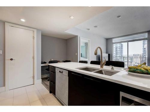 2203-1111 10 Street Sw, Calgary, AB - Indoor Photo Showing Kitchen With Double Sink