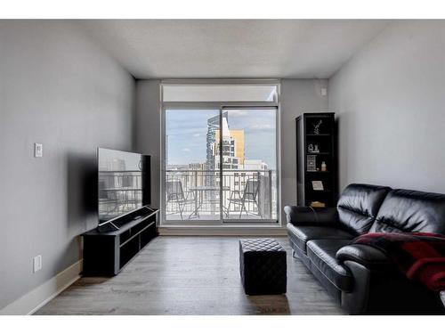 2203-1111 10 Street Sw, Calgary, AB - Indoor Photo Showing Living Room